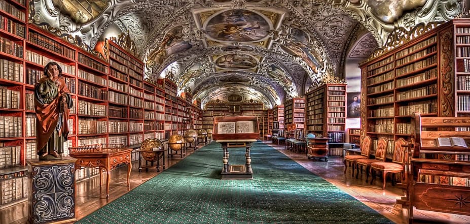 Júpiter trígono Medio Cielo se siente atraído por varios textos filosóficos o libros de autoayuda que los inspiran a cambiar su forma de pensar.
