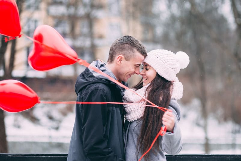 Las relaciones hechas durante el tránsito de Mercurio en conjunción con Venus pueden ser potencialmente significativas y convertirse en amistades o romances.