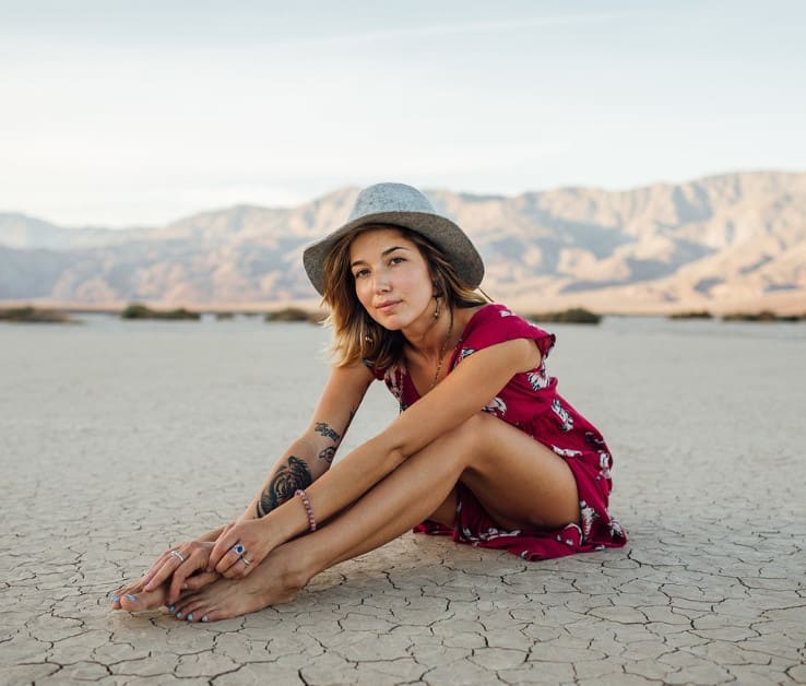 La Luna en la Casa 11 indica que sus nativos necesitan pertenecer a alguien.