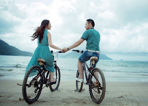 Con la sinastría de Venus en conjunción con Neptuno, estás tan absorto en tu propio mundo romántico que a veces pierdes el contacto con la realidad externa.